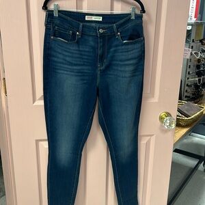 Women’s size 14 medium high-rise skinny Levi jeans wit